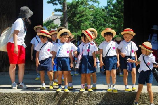 Lớp mầm non ở Nhật, Trường mầm non công lập có học thứ 7 không?