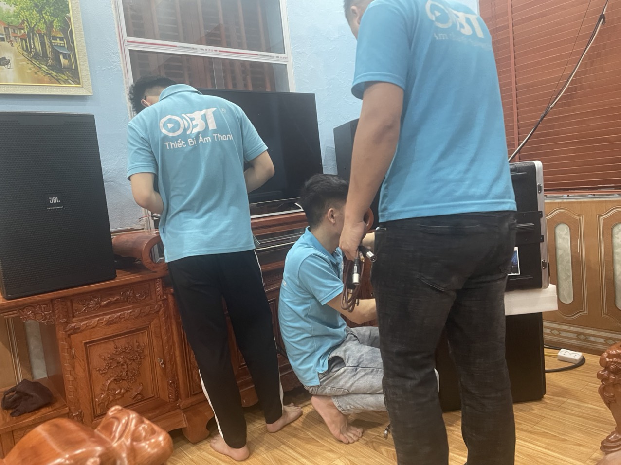 Đội ngũ KTV của công ty Âm Thanh AHK đang lắp đặt dàn karaoke cho khách hàng