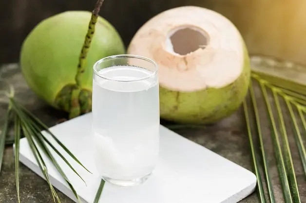 Nước dừa có chứa nhiều vitamin giúp tăng cường sức đề kháng