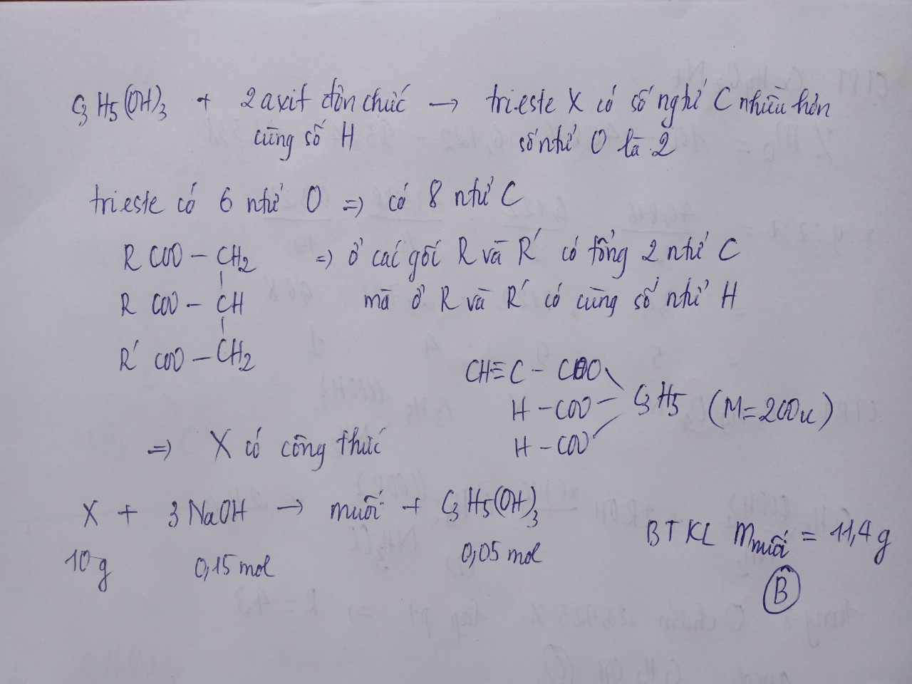 Thực hiện phản ứng este hóa giữa glixerol với hỗn hợp hai axit cacboxylic đơn chức có cùng số nguyên tử hiđro 1